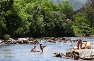 Niños en el río Santa Rosa