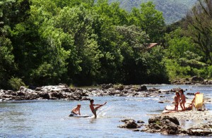 Niños en el río Santa Rosa